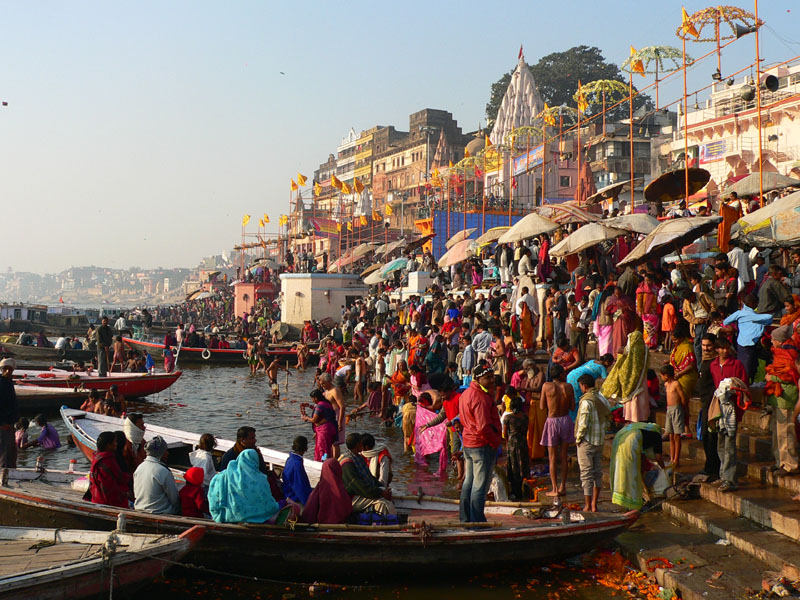 Pilger_aus_Rajasthan_in_Varanasi_am_Ganges