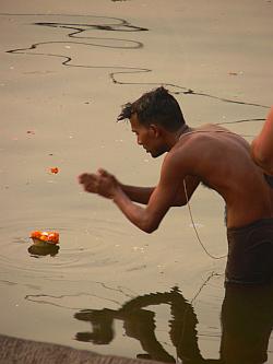 Pilger_am_Ganges_in_Varanasi